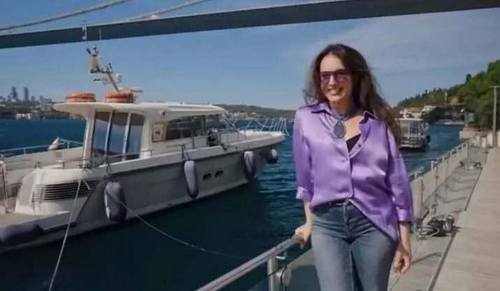 <p>Videoyu sosyal medya hesabından paylaşan Merhum Mustafa V. Koç’un eşi Caroline Koç, “Harika eltim Nevbahar ile müthiş bir gün geçirdik. ‘Bir fincan kahvenin 40 yıl hatırı var’ atasözünden esinlenerek oluşturulmuş ‘1 Fincan Kahve, 40 Soru’ sohbetlerinin ilki. Teşekkürler.” notunu düştü.</p>
<p> </p>