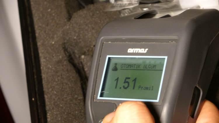 <p>İlk başta hasarı &ouml;demeyi kabul eden s&uuml;r&uuml;c&uuml;n&uuml;n babası, trafik polisi olay yerine gelip motosikleti zarar g&ouml;ren vatandaş olayı anlatmaya başladığında&nbsp;<strong>&ldquo;Kamera kapanmazsa anlattığını kabul etmem&rdquo;&nbsp;</strong>diyerek &ccedil;ekim yapan gazetecilere tepki g&ouml;stermişti.</p>
