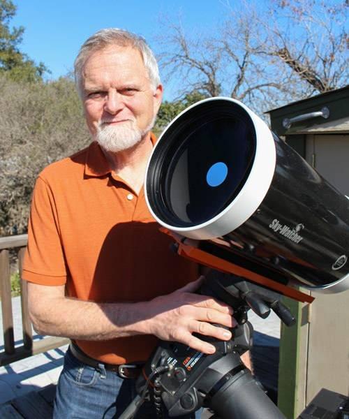 <p><span style="color:#B22222"><strong>AY'DAKİ BAYRAKLARLA İLGİLİ YENİ BİLGİLER PAYLAŞILDI!</strong></span></p>

<p> </p>

<p>Astrofotoğrafçı Robert Reeves, YouTube'da paylaştığı bir videoda bayraklarla ilgli yeni bilgiler paylaştı. </p>

<p> </p>

<p>Astronomi uzmanı, bayraklar hakkında neden az bilgi sahibi olduğumuzla ilgili açıklama yaparak  sözlerine başladı.</p>
