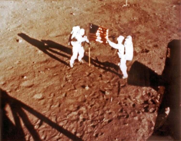 <p><strong>Apollo 14 ve 15 görevlerinde dikilen bayraklar hakkında kesin bir bilgi bulunmuyor.</strong></p>
<p> </p>
<p>LRO, bu bayrakların yerini tespit edemedi ve bilim insanları, bu bayrakların ultraviyole ışınlar nedeniyle tamamen parçalanmış olabileceğini düşünüyor.</p>