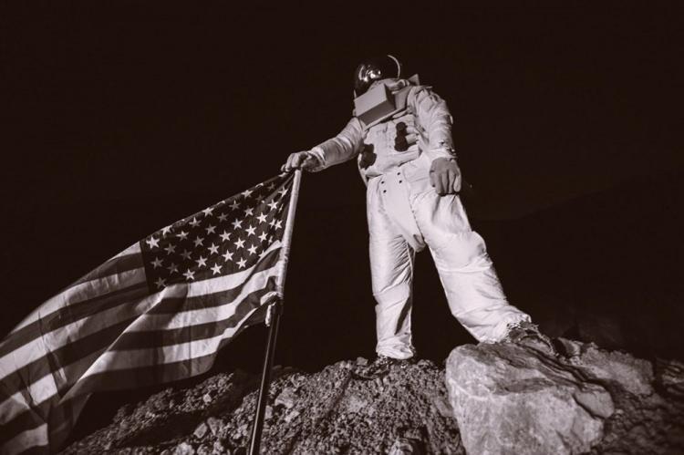 <p>Apollo 11 bayrağıyla ilgili olarak, bayrak direğinin kalkış sırasında çıkan roket egzozuna dayanamadığı belirtiliyor. Ancak, bayrağın ay tozunun altında gömülmüş olabileceği ve böylece bir gün kurtarılabileceği düşünülüyor.</p>

<p> </p>

<p><strong>NASA'nın son mürettebatlı Ay uçuşu Aralık 1972'de gerçekleştiği için, bu hipotezin doğrulanması biraz zaman alabilir.</strong></p>
