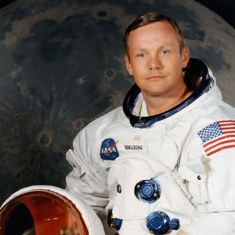 <p><strong><span style="color:#B22222">Neil Armstrong:</span> Ay'a ilk adım atan insan.</strong></p>