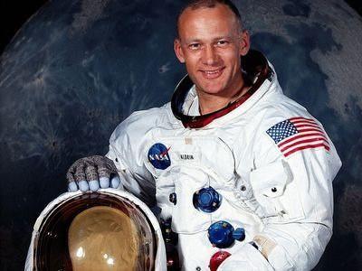 <p><strong><span style="color:#B22222">Buzz Aldrin:</span> Ay'a ikinci adım atan insan.</strong></p>
