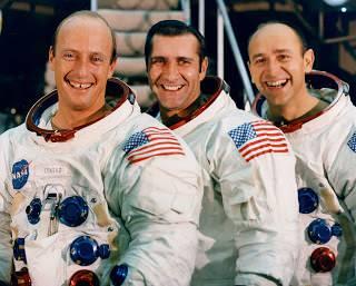 <p><span style="color:#B22222"><strong>APOLLO 12 (19 KASIM 1969):</strong></span></p>
<p> </p>
<p><span style="color:#B22222"><strong>Charles "Pete" Conrad: </strong></span>Ay'a ikinci olarak iniş yapan astronot.</p>
<p> </p>
<p><span style="color:#B22222"><strong>Alan L. Bean:</strong> </span>Ay'a iniş yapan ikinci astronot.</p>
<p> </p>
<p><span style="color:#B22222"><strong>Richard F. Gordon: </strong></span>Komuta modülünün pilotu, Ay'a iniş yapmadı ve Ay yörüngesinde kaldı.</p>