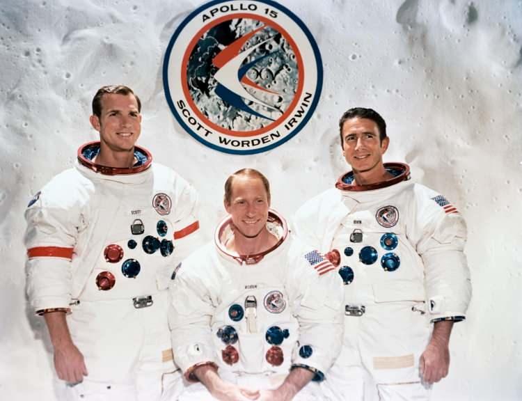 <p><span style="color:#B22222"><strong>APOLLO 15 (26 TEMMUZ 1971):</strong></span></p>

<p> </p>

<p><span style="color:#B22222"><strong>David R. Scott: </strong></span>Ay'a dördüncü olarak iniş yapan astronot.</p>

<p> </p>

<p><strong><span style="color:#B22222">James B. Irwin: </span></strong>Ay'a iniş yapan ikinci astronot.</p>

<p> </p>

<p><strong><span style="color:#B22222">Alfred M. Worden:</span> </strong>Komuta modülünün pilotu, Ay'a iniş yapmadı ve Ay yörüngesinde kaldı.</p>
