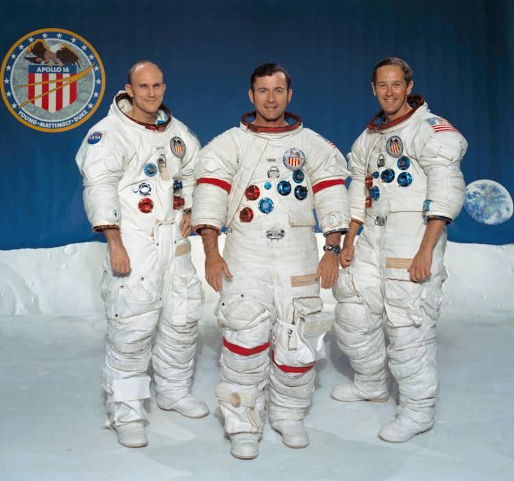 <p><span style="color:#B22222"><strong>APOLLO 16 (16 NiSAN 1972):</strong></span></p>

<p> </p>

<p><span style="color:#B22222"><strong>John W. Young: </strong></span>Ay'a beşinci olarak iniş yapan astronot.</p>

<p> </p>

<p><span style="color:#B22222"><strong>Charles M. Duke: </strong></span>Ay'a iniş yapan ikinci astronot.</p>

<p> </p>

<p><span style="color:#B22222"><strong>Thomas K. Mattingly:</strong></span> Komuta modülünün pilotu, Ay'a iniş yapmadı ve Ay yörüngesinde kaldı.</p>
