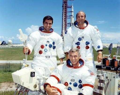 <p><span style="color:#B22222"><strong>APOLLO 17 (7 ARALIK 1972):</strong></span></p>

<p> </p>

<p><strong><span style="color:#B22222">Eugene A. Cernan:</span> </strong>Ay'a son olarak iniş yapan astronot ve Ay'a ayak basan son insan.</p>

<p> </p>

<p><span style="color:#B22222"><strong>Harrison H. Schmitt: </strong></span>Ay'a iniş yapan ikinci astronot.</p>

<p> </p>

<p><span style="color:#B22222"><strong>Ronald E. Evans:</strong></span> Komuta modülünün pilotu, Ay'a iniş yapmadı ve Ay yörüngesinde kaldı.</p>

