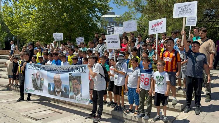 <p>Bunun ardından Erbaş, Heniyye için  tüm camilerde sela verileceğini ve cuma namazından sonra gıyabi cenaze namazı kılınacağını duyurdu.</p>
