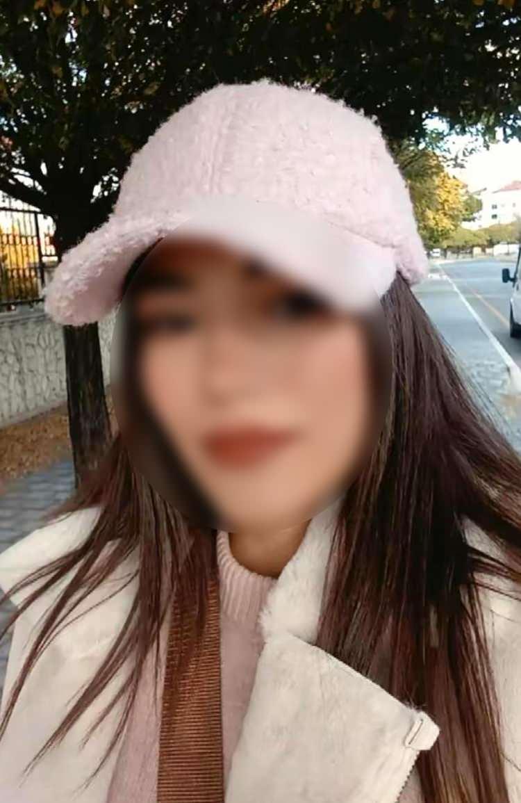 <p>Tartışmanın büyümesi ile Döndü Zeybek, babasını göğüs bölgesinden bıçakladı. Ağır yaralanan Osman Zeybek, götürüldüğü hastanede hayatını kaybetti. Olay sonrası gözaltına alınan Döndü Zeybek, ifadesinde babası ile annesinin yaklaşık 6 yıl önce boşandığını, olay günü 2 kız kardeşi ve annesiyle köyde bir düğüne katıldıklarını ve burada babasının da bulunduğundan bahsetti.</p>