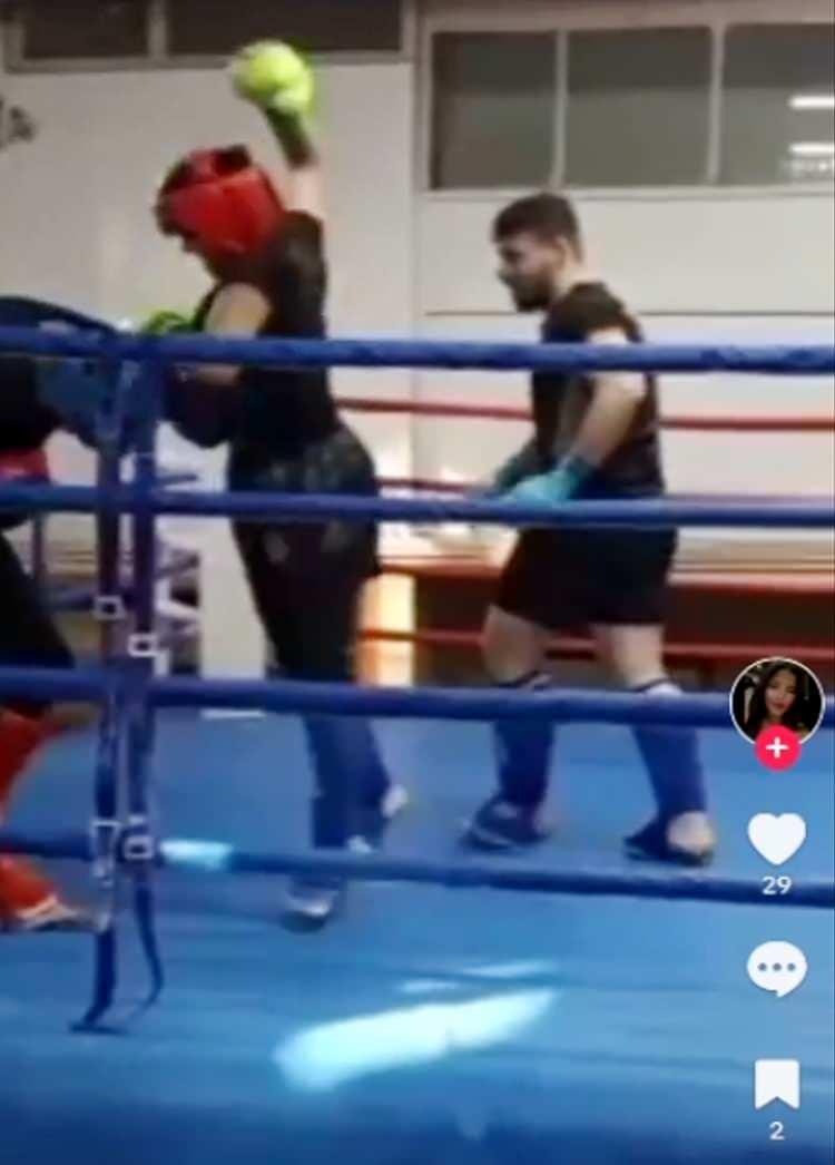 <p>Düğünde babasının kendisini tehdit eder gibi hareketler yaptığını, sonrasında eve gittiklerini anlatan Döndü Zeybek, evden aldığı ekmek bıçağıyla dışarı çıktığını, evin yakınlarında babasıyla karşılaştığını ve bıçağı sapladığını anlattı. </p>