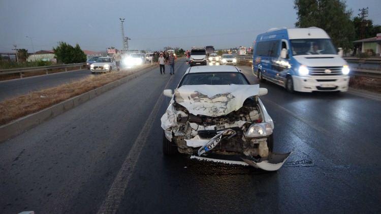 <p>Çarpılan otomobil sürücüsünün kaza sırasında arızalandığı için emniyet şeridine park ettiği otomobiline yardım istemek için araçtan inerek yolun karşısına geçmiş olması bir faciayı önledi.</p>