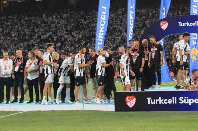 <p>Beşiktaş daha sonra ise düzenlenen törenle kupasını aldı.</p>
