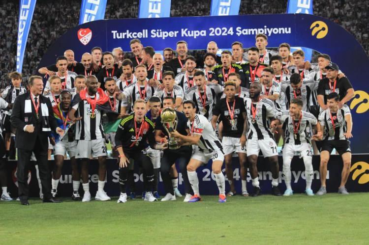 <p>Beşiktaş Başkanı Hasan Arat ve yönetim kurulu üyeleri, maçın bitiminin ardından sahaya indi ve kupa sevincini siyah-beyazlı taraftarla beraber yaşadı.</p>
