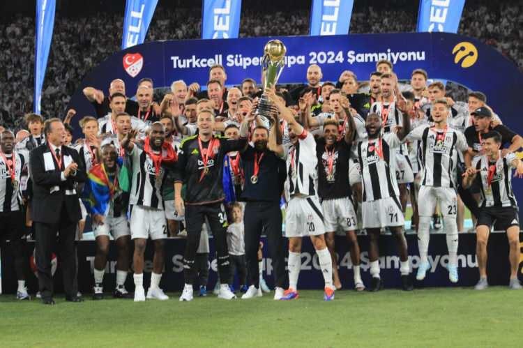 <p>Mücadelenin ardından kupa töreni için sahanın ortasında platform kuruldu. İlk olarak maçın hakemlere plaket verildi. Daha sonra Galatasaraylı futbolcular ve teknik heyet, siyah-beyazlı futbolcuların karşılıklı oluşturduğu koridordan geçerek madalyalarını Türkiye Futbol Federasyonu Başkanı İbrahim Hacıosmanoğlu'ndan aldı.</p>
