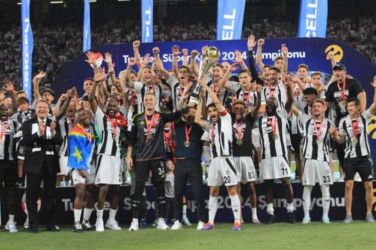 <p>Şampiyon siyah-beyazlı futbolcular ve teknik heyete madalyalarını da Başkan İbrahim Hacıosmanoğlu takdim etti. Kupayı Teknik Direktör Giovanni van Bronckhorst ve kaptanlar Mert Günok ile Necip Uysal birlikte havaya kaldırdı.</p>
