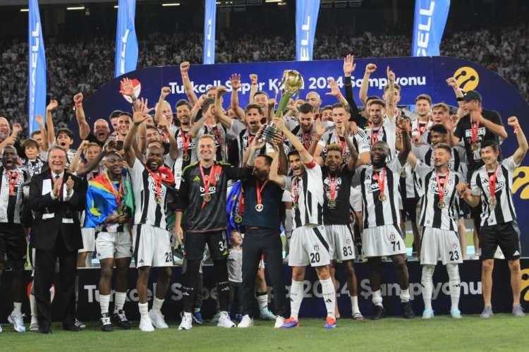 <p>Beşiktaşlı futbolcular daha sonra siyah-beyazlı taraftarların yanına kupa ile giderek şampiyonluğu birlikte kutladı.</p>
