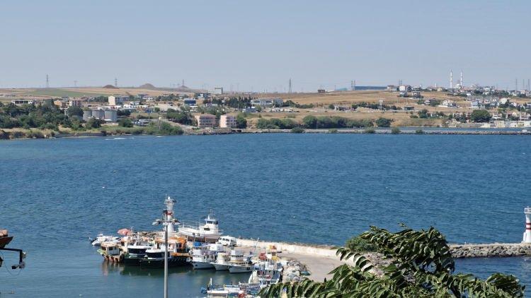 <div>Prof. Dr. Lokman Hakan Tecer, deniz suyunun ısınmasının daha önce Marmara Denizi'nde görülen müsilajı tetikleyeceğini söyledi. Tecer, "Bunun dışında canlılar için tabii sıcaklık artışının başka etkileri var. Biliyorsunuz, Marmara Denizi yoğun bir müsilajla mücadele etti. Sıcaklıkların artması bu müsilajı yine tetikleyecektir. Atık suların deşarj edilmesiyle ortama gelen besi maddeleri sıcaklıkla beraber birleştiğinde bu müsilajın oluşması için çok ciddi koşulları oluşturacağı anlamına gelir. Sonra çözülmüş oksijen konsantrasyonunu düşürür, sıcaklıkların artması başka bir faktöre gerek kalmaksızın. Bu da burada yaşayan oksijene duyarlı canlıların, ticari balık türlerinin azalmasına, popülasyonlarının düşmesine, türlerin azalmasına sebebiyet verir. Aynı zamanda denizanası, vatoz gibi omurgasızların oksijensiz ortama alışık olan canlıların bu ortamda buralara istila etmesine sebebiyet verir" dedi. </div>

<div> </div>
