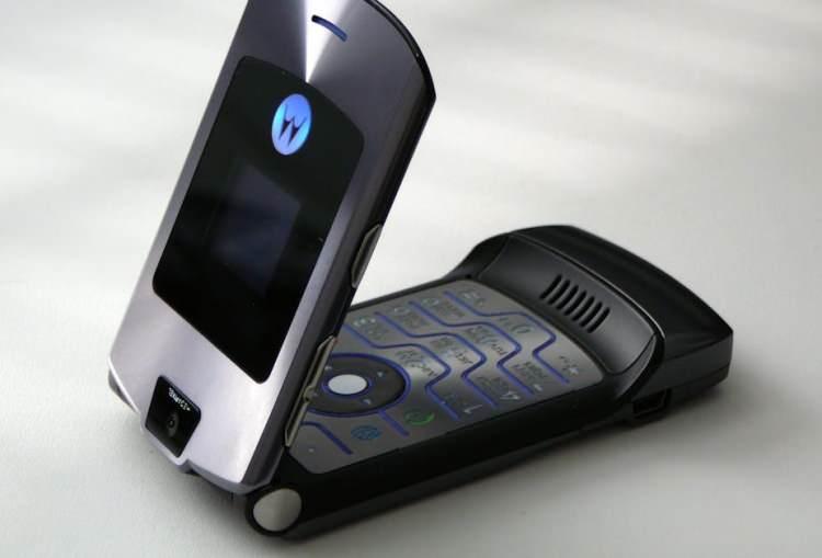 <p><span style="color:#B22222"><strong>MOTO RAZR V3</strong></span></p>
