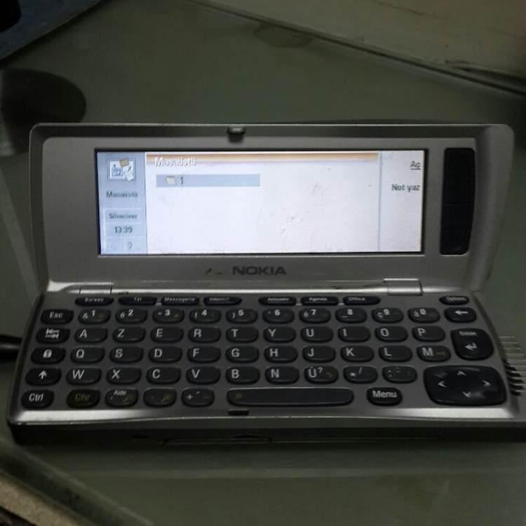 <p><span style="color:#B22222"><strong>NOKIA 9210 COMMUNICATOR</strong></span></p>