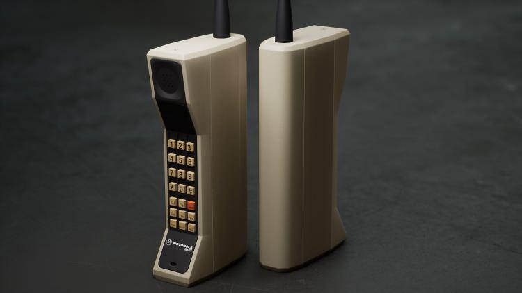 <p><span style="color:#B22222"><strong>MOTOROLA DYNATAC 8000X</strong></span></p>
<p> </p>
<p><strong>DÜNYANIN İLK TAŞINABİLİR TELEFONU</strong></p>