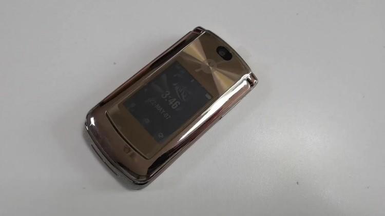 <p><span style="color:#B22222"><strong>MOTOROLA RAZR2 V9</strong></span></p>
