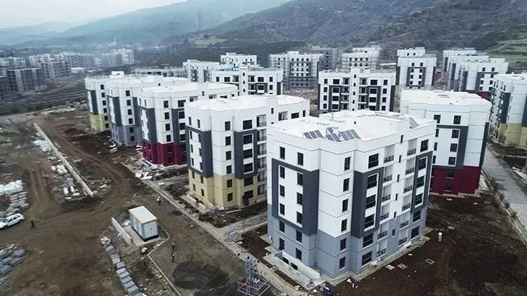 <p>Malatya, Elazığ ve Kahramanmaraş'ta 1451 yeni konutun sözleşmesi imzalandı. Bölgede yıl sonuna kadar 200 bin konutun teslim edilmesi hedefleniyor.</p>