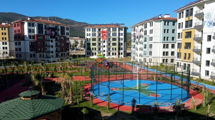 <p>Bölgede bin 500 şantiyede 130 bin işçi ordusuyla çalışmalar devam ederken yılsonuna kadar teslim edilecek konut sayısı ise 200 bine ulaşacak. Bu kapsamda Çevre, Şehircilik ve İklim Değişikliği Bakanlığı yeni konutların inşası için sözleşme imzalama çalışmalarını aralıksız sürdürüyor.<br />
</p>