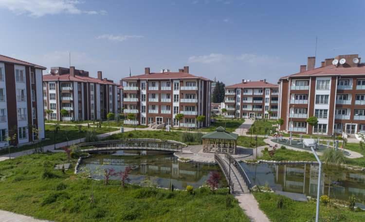 <p>Buna göre 1.2 milyar TL'lik yatırımla Malatya, Elazığ ve Kahramanmaraş'ta inşa edilecek bin 451 konut için daha sözleşmeler imzalandı.</p>