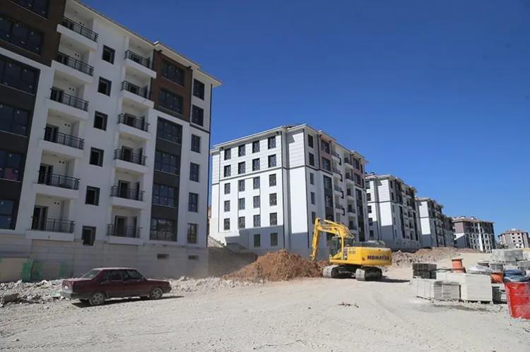 <p>6 Şubat 2023'te Kahramanmaraş merkezli meydana gelen depremlerde zarar gören Gaziantep, Hatay, Kilis, Diyarbakır, Adana, Osmaniye, Şanlıurfa, Adıyaman, Malatya ve Elâzığ'da konut yapım çalışmalarına hızla devam ediliyor. Bu kapsamda yılsonuna kadar toplam 200 bin konut depremzedelere teslim edilmiş olacak.</p>