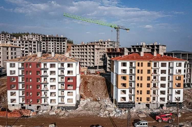 <p><strong>3 İL İÇİN YENİ SÖZLEŞMELER İMZALANDI-</strong></p>
<p> </p>
<p> Deprem konutlarının yapımında dış finansman kullanımına da devam ediliyor. Bu kapsamda Dünya Bankası finansmanı ile hayata geçirilen Deprem Konutları Yeniden Yapım Projesi (KADİYAP) bünyesinde Malatya, Kahramanmaraş ve Elâzığ'da kırsal bölgelerde yeni konut sözleşmeleri imzalandı. 2024 Haziran sonu itibariyle 1.2 milyar TL ödenek ayrılan konutların fiziki ilerlemesi ise yüzde 30-40'ı buldu.</p>