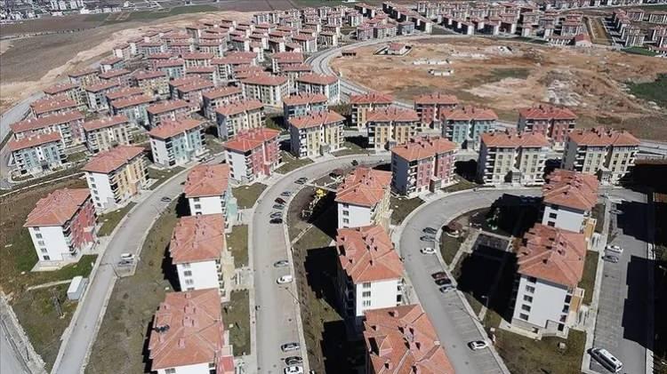 <p>Proje kapsamında yapılacak değerlendirmeler ile depremden hasar gören yapıların hasar tespiti yapılarak hak sahibi kabul edilen vatandaşla için konutun yapılacağı il, ilçe ve köyler belirlenerek etüt ve projeler hazırlanarak Ağustos ayı itibarı ile ihaleler gerçekleştirilecek.</p>
<p> </p>