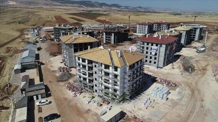 <p>Yine Proje kapsamında İstanbul, İzmir, Tunceli, Elazığ illerinde bulunan kamu binaları ve üniversite binalarının deprem güçlendirme çalışmaları yapılacak.</p>