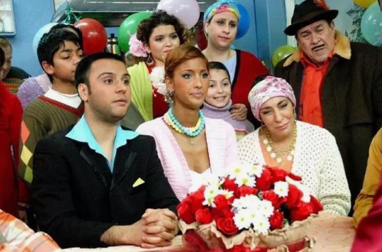 <p>Melek Baykal, Müjdat Gezen, Özkan Uğur, Alişan, Çağla Şıkel ve Zeki Alasya gibi ünlü isimleri kadrosunda bulunduran Cennet Mahallesi dizisi yayınlandığı döneme damga vurmasının yanı sıra günümüzde de tekrarlarının sıkça izlendiği dizilerden biri. </p>
