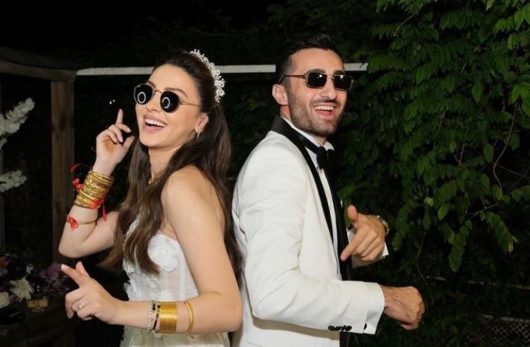 <p>Geçtiğimiz yıllarda da nişanlısı Mert Can Bakıcı ile dünya evine girdiğini sosyal medya hesaplarından yaptığı paylaşımla duyurmuştu. </p>
