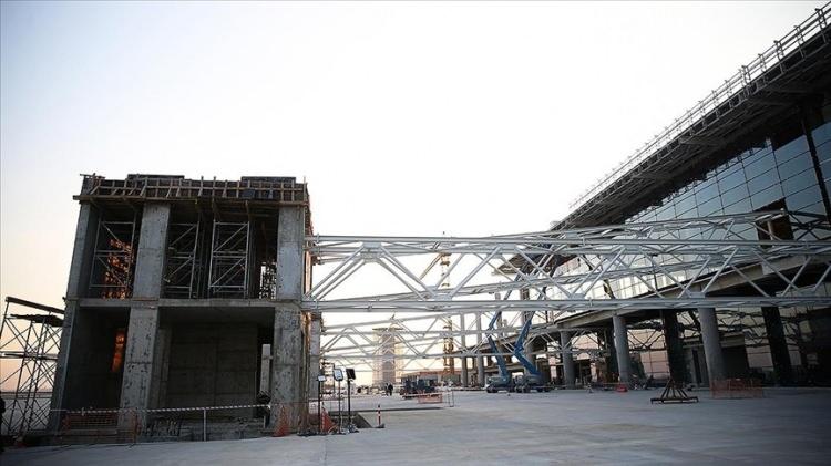 <p>İstanbul Havalimanı başta olmak üzere yeni havalimanları inşa ettik. Böylece iç hatlardaki aktif havalimanı sayımızın 26’dan 57’ye yükselttik. 2053 hedeflerimiz kapsamında mevcutta 57 olan aktif havalimanı sayımızı da 61’e çıkaracağız.</p>
