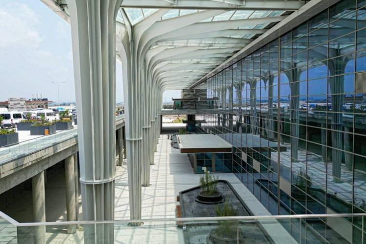<p>Uraloğlu, Kayseri’ye yeni terminal kazandırdıklarını hatırlatarak, Malatya’ya yeni bir terminal binası yapıldığını ve Trabzon Yeni Havalimanı ile ilgili çalışmaların da devam ettiğini belirtti. Uraloğlu, “Mersin ve Adana’ya hizmet edecek Çukurova Uluslararası Havalimanı da bu yüksek vizyonun en güzel ürünlerinden biri olmuştur.” ifadelerini kullandı.</p>
<p> </p>