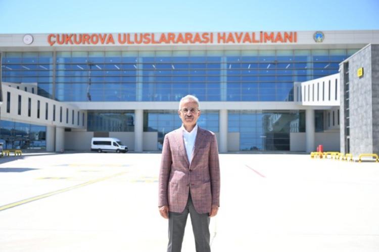 <p>Uraloğlu, 27 Temmuz tarihinde Antalya Havalimanı’nda iç ve dış hatlarda toplam 217 bin 141 yolcu ve bin 186 uçağa hizmet vererek, 2024 yılının rekorunun kırıldığını da hatırlatarak, dünyanın en iyi 25 küresel havalimanı uçak kalkışları değerlendirmesinde ise İstanbul Havalimanı’nın dünya genelinde 7. sırada yer aldığını vurguladı.</p>