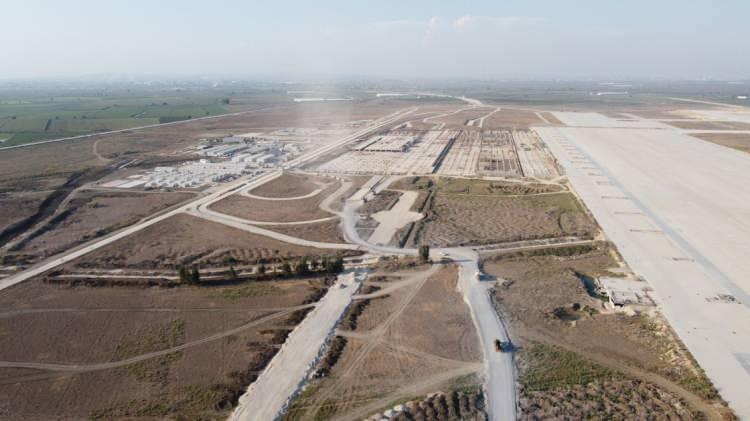<p>Uraloğlu, “Yine altyapı projesi kapsamında; 3 bin 500 metre uzunluğunda ve 45 metre gövde genişliği ile acil durumlar için de uygun olan yardımcı pisti, 2 adet yüksek sürat taksiyolu, terminal apronu, kargo apronu, özel uçaklar bölgesi apronu, 2 adet yer hizmetleri araç park yeri, nöbetçi kulübeleri ve çevre güvenlik yolu gibi imalatları da tamamladık.</p>