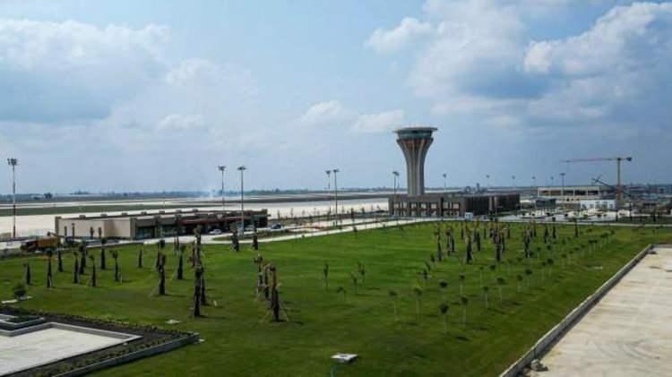 <p>Yoğunluklu olarak temizlik ve peyzaj &ccedil;alışmalarının devam ettiğini s&ouml;yleyen Bakan Uraloğlu, havalimanının karayolu bağlantısını sağlayan yol &ccedil;alışmalarının da bittiğini bildirerek, &ldquo;Yolumuzu 15,9 km uzunluğunda, bit&uuml;ml&uuml; sıcak karışım kaplamalı b&ouml;l&uuml;nm&uuml;ş yol standardında tamamladık.&nbsp;</p>

<p>&nbsp;</p>
