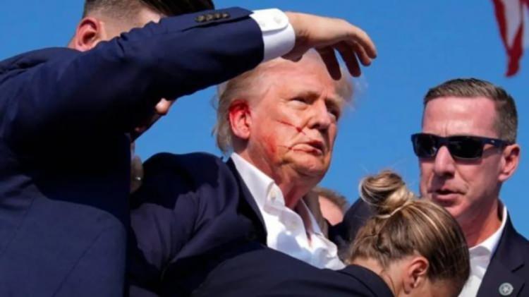 <p>Eski ABD Başkanı Donald Trump, 13 Temmuz'da Pensilvanya'da Butler bölgesindeki seçim mitingi sırasında kürsüde konuşurken silahlı saldırıya uğrayarak sağ kulağından yaralandı.</p>
<p> </p>