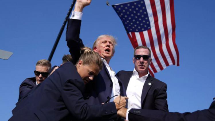 <p>Trump, 13 Temmuz'daki suikast girişiminin ardından, bir hafta boyunca çıktığı miting ve buluşmalarda, kulağında büyük beyaz bir bandaj ile görüntülendi.</p>
<p> </p>