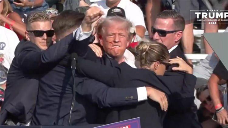 <p>Trump'ın bandajsız ilk görüntüleri, İsrail Başbakanı Benjamin Netanyahu ile Florida'daki evinde yaptığı görüşme sırasında ortaya çıktı.</p>
