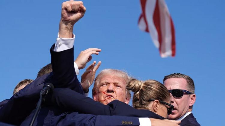 <p>Görüntüler, Trump'ın kulağının nerdeyse hiç yara almamış gibi olduğu ve herhangi bir yara izi ya da dikkat çekici bir kabuklanma olmadığına işaret etti.</p>
<p> </p>