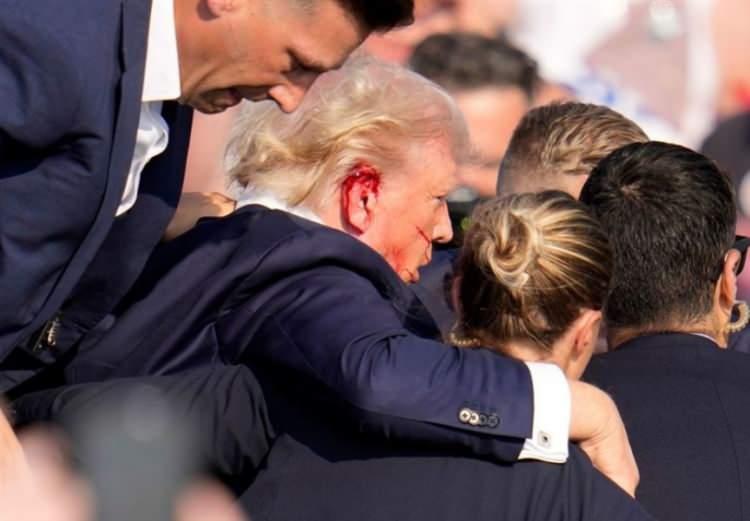 <p>Hatta bir fotoğrafta Trump, Netanyahu'ya kulağının kurşunla vurulduğu yeri gösterirken görüldü.</p>

<p> </p>
