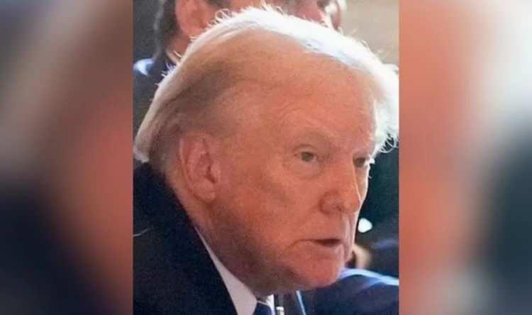 <p>Bir kullanıcı, <strong><em>”Donald Trump, suikast girişiminden bu yana ilk kez bugün sağ kulağında bandaj olmadan ve tamamen iyileşmiş bir şekilde ortaya çıktı.”</em></strong> dedi.</p>
