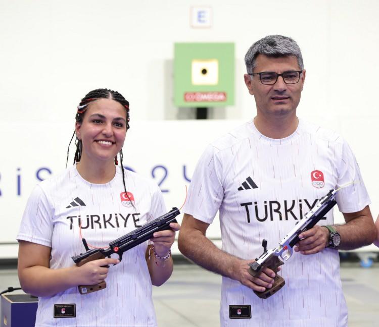 <p>Kulaklıksız sahneye çıkarak tek eli cebinde atış yapan ve gümüş madalya kazanan milli sporcumuz Yusuf Dikeç sosyal medyayı adeta salladı.</p>
<p> </p>