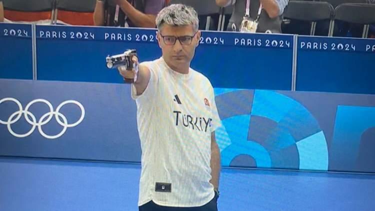 <p>2024 Paris Olimpiyat Oyunları'nda 10 metre havalı tabanca karışık takım kategorisinde gümüş madalya kazanan Yusuf Dikeç'in kulaklıksız sahneye çıkıp tek eli cebinde atış yapması Türkiye ve dünyada gündeminde.</p>