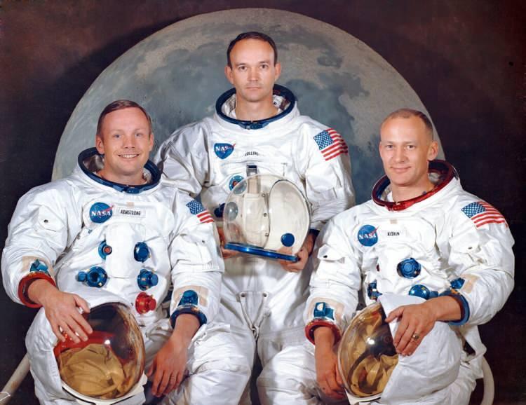 <p>21 Temmuz 1969'da Neil Armstrong ve Buzz Aldrin, Ay'a ayak basarak tarihe geçtiler.</p>

<p> </p>

<p><strong>Apollo 11 görevinde, ikili Ay yüzeyine 18 santimetre derinliğe bir direk dikerek, üzerinde Amerikan bayrağı bulunan naylon bir flamayı kaldırdı.</strong></p>
