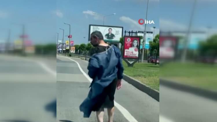 <p>Bu sırada arkadan gelen araç sürücüsü, şahsı uyarmak için kornaya bastı.</p>