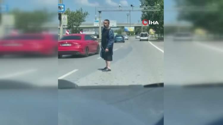 <p>İddiaya göre, üzerinde ameliyathane önlüğü bulunan bir şahıs bir süre yolda yürüdü.</p>